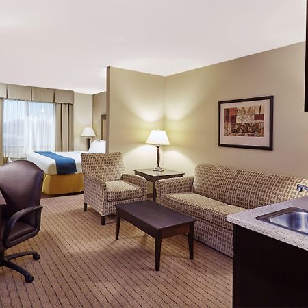 Holiday Inn Express & Suites Madison-Verona By Ihg Exterior photo