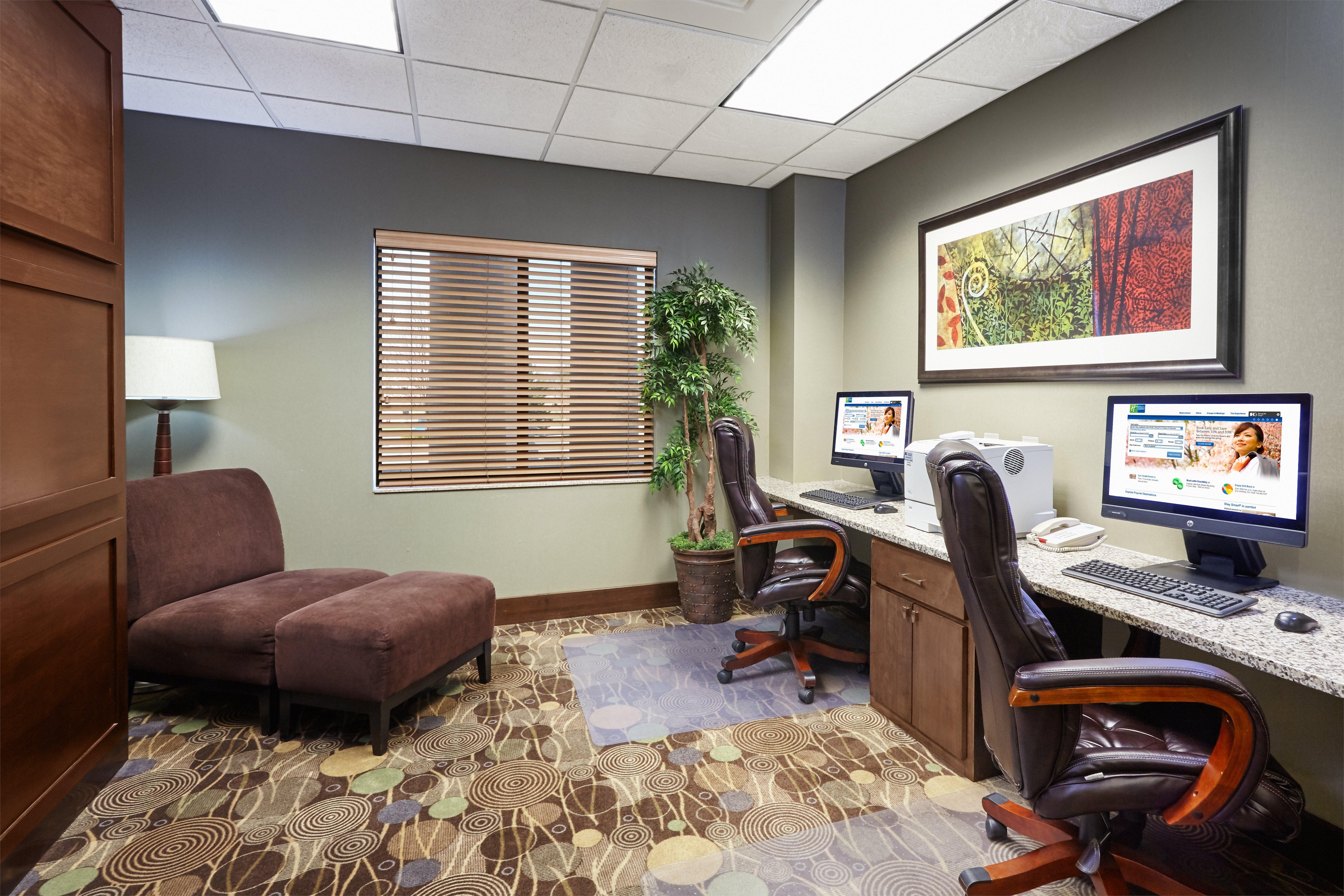 Holiday Inn Express & Suites Madison-Verona By Ihg Exterior photo