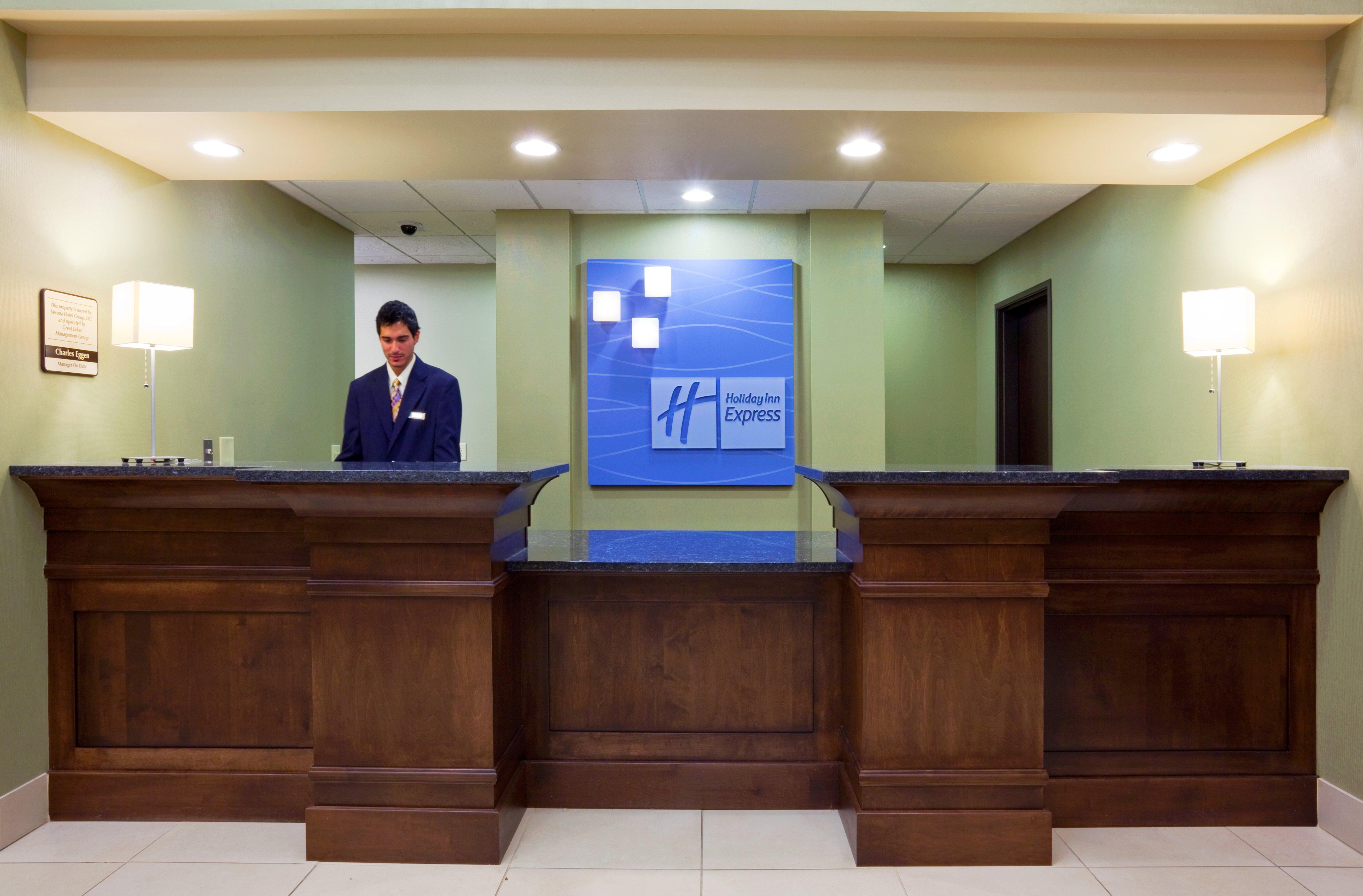 Holiday Inn Express & Suites Madison-Verona By Ihg Exterior photo