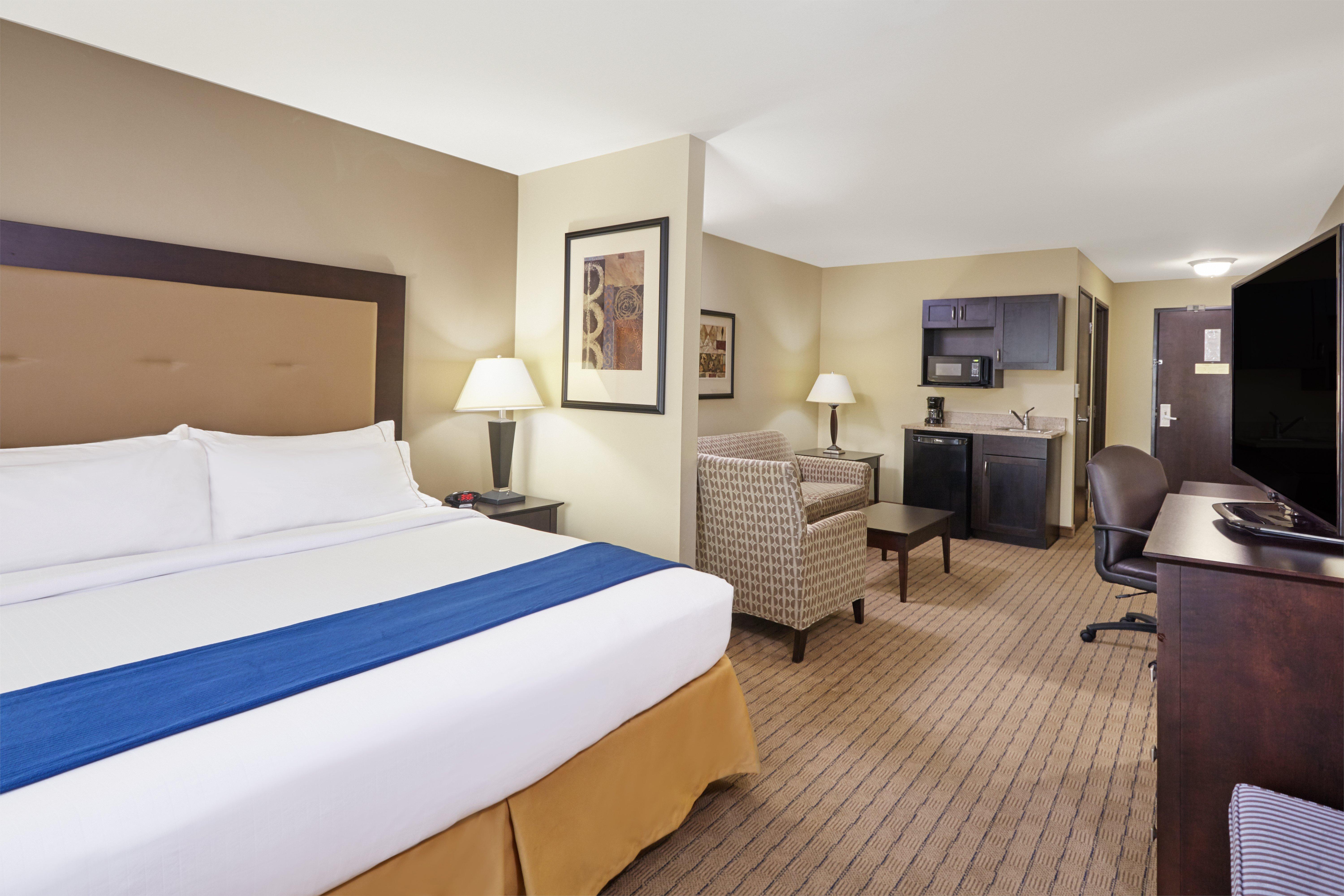Holiday Inn Express & Suites Madison-Verona By Ihg Exterior photo