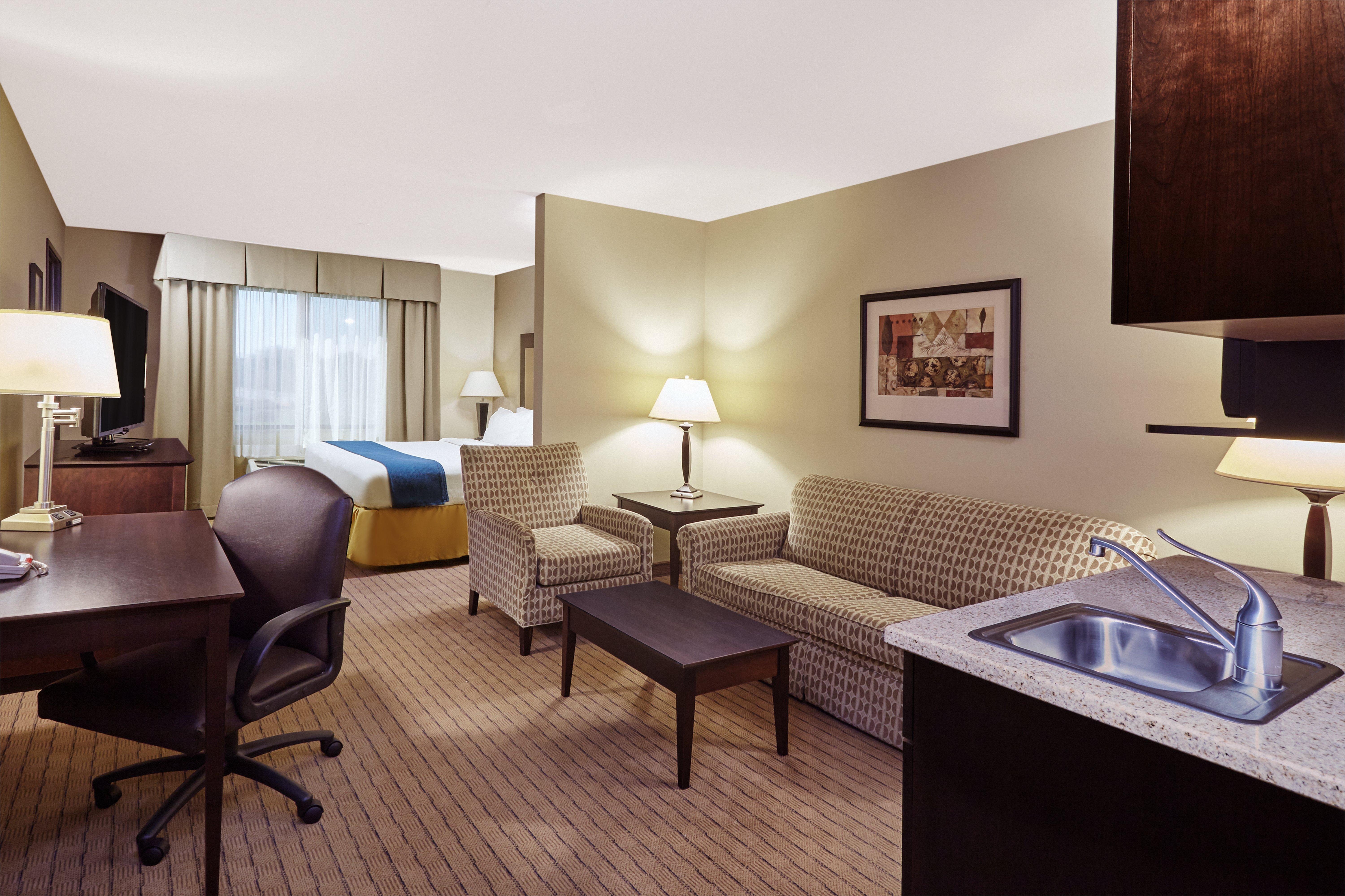 Holiday Inn Express & Suites Madison-Verona By Ihg Exterior photo