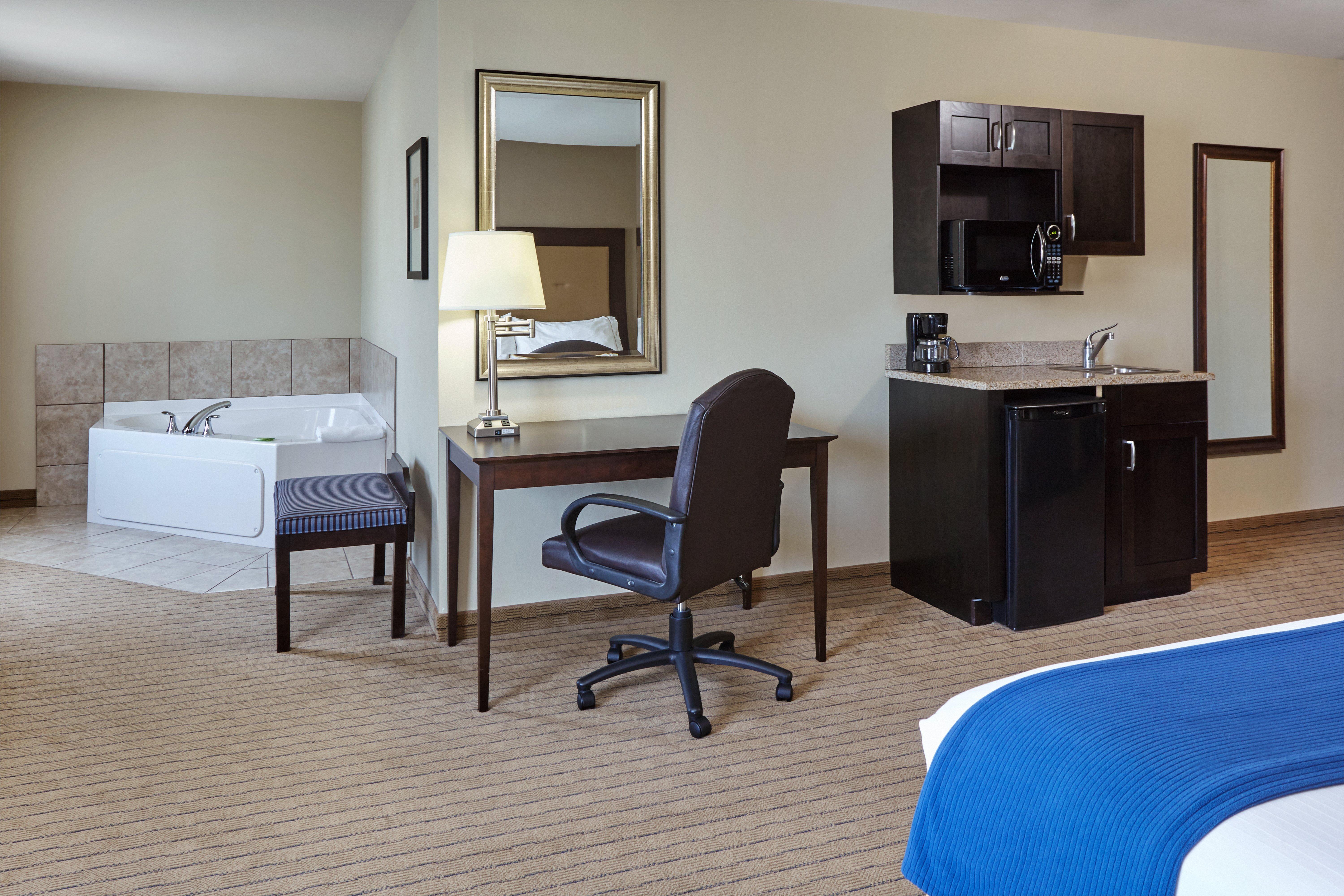 Holiday Inn Express & Suites Madison-Verona By Ihg Exterior photo
