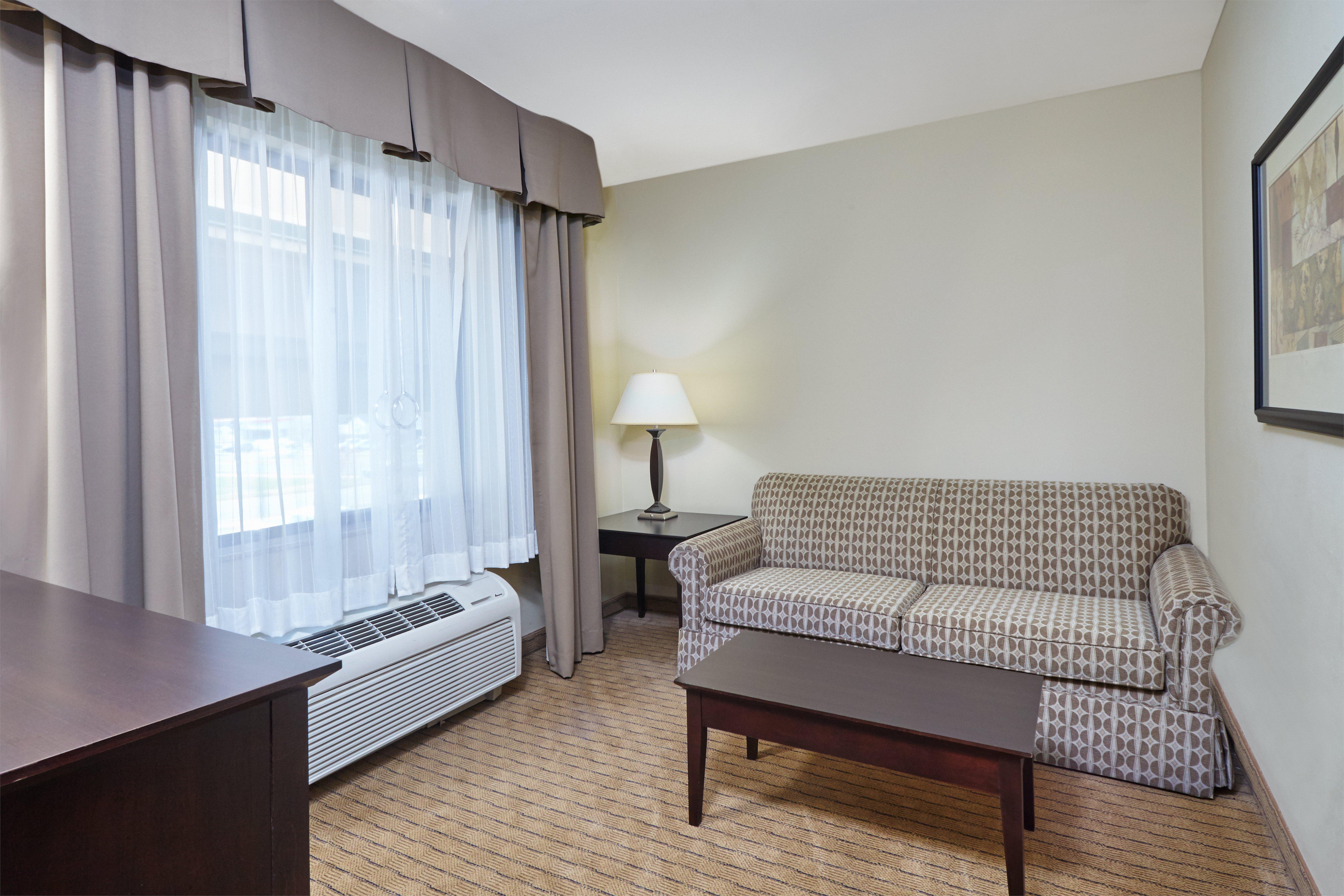 Holiday Inn Express & Suites Madison-Verona By Ihg Exterior photo