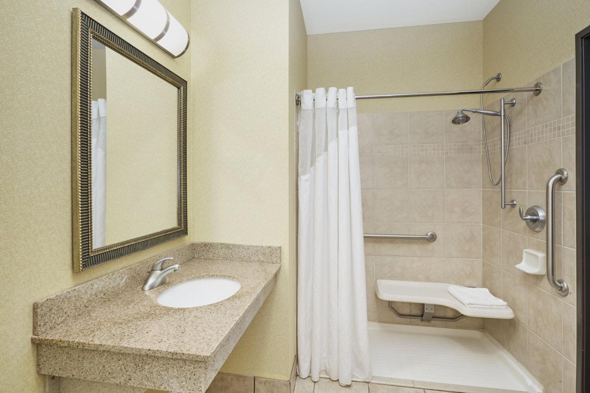 Holiday Inn Express & Suites Madison-Verona By Ihg Exterior photo