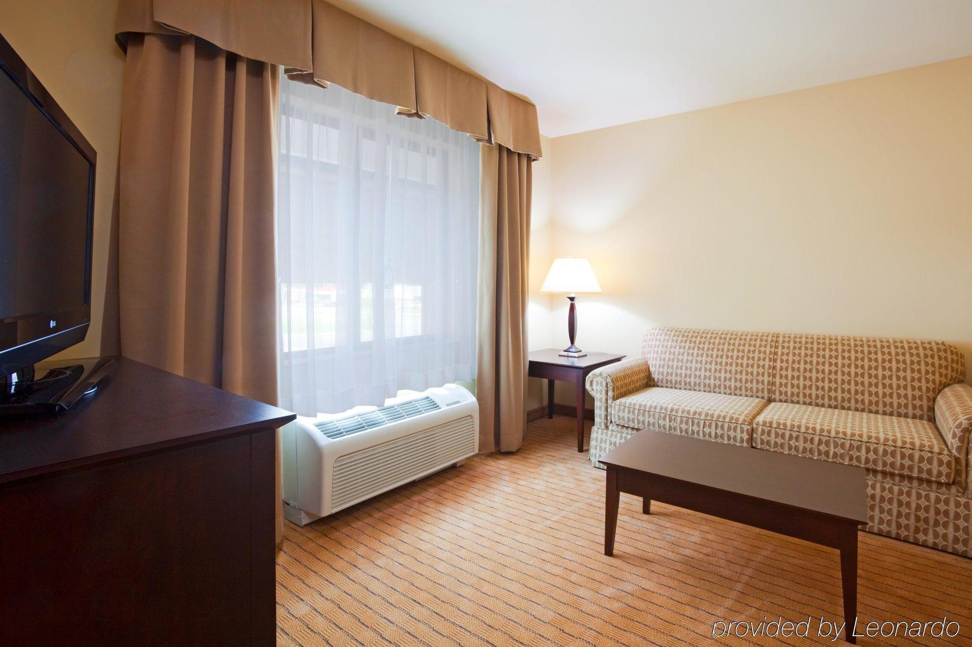 Holiday Inn Express & Suites Madison-Verona By Ihg Room photo