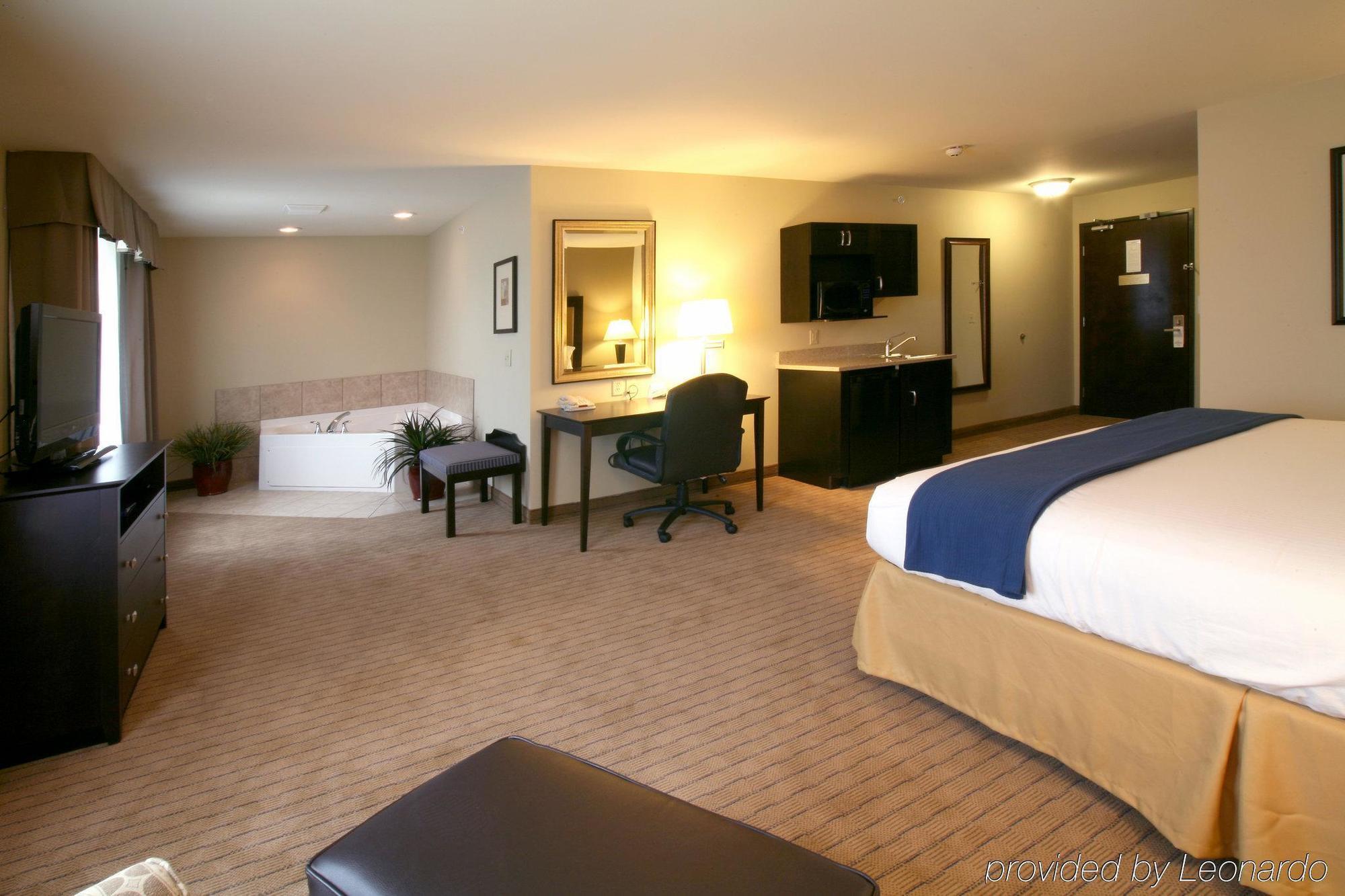 Holiday Inn Express & Suites Madison-Verona By Ihg Exterior photo