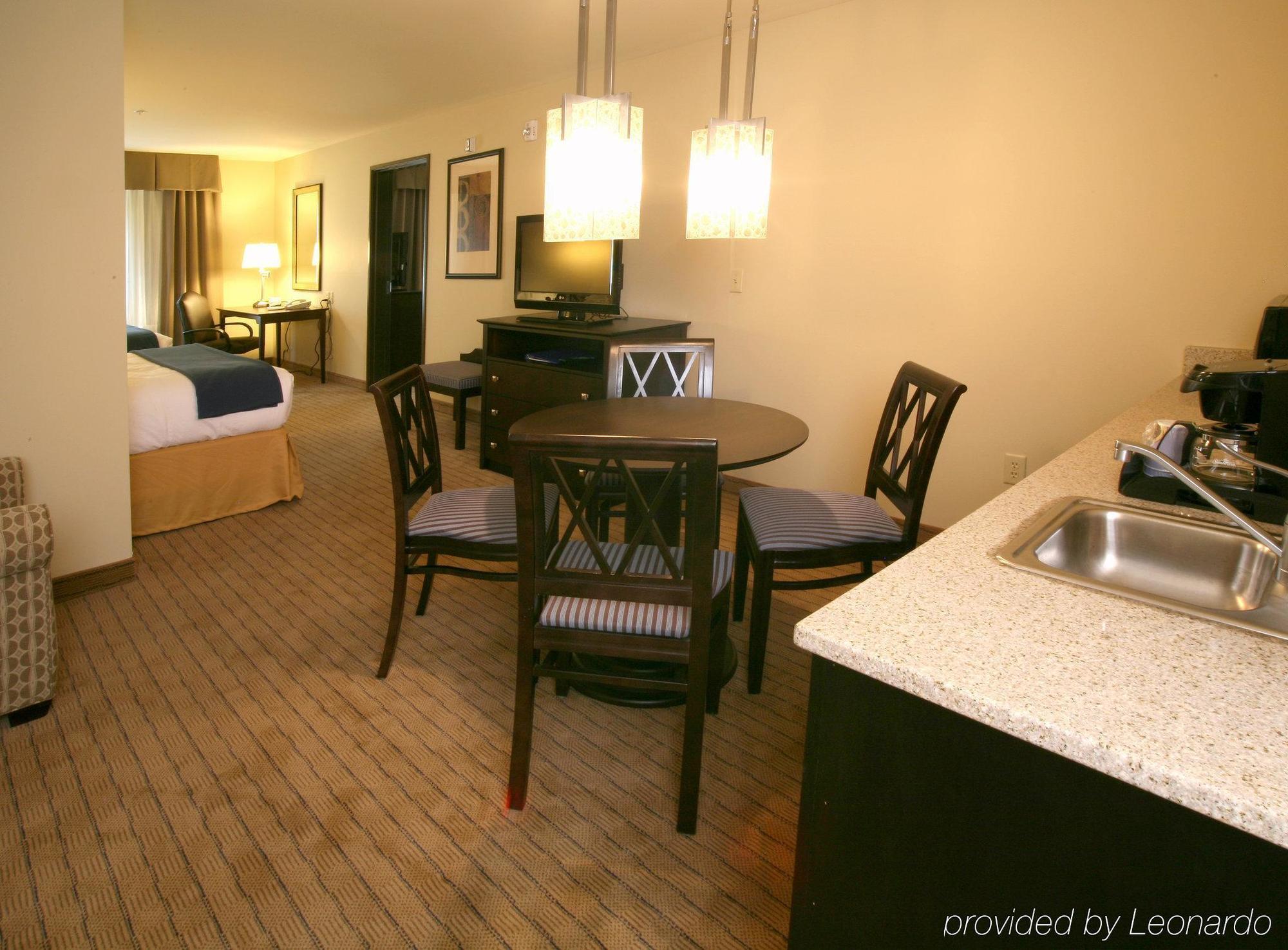 Holiday Inn Express & Suites Madison-Verona By Ihg Exterior photo