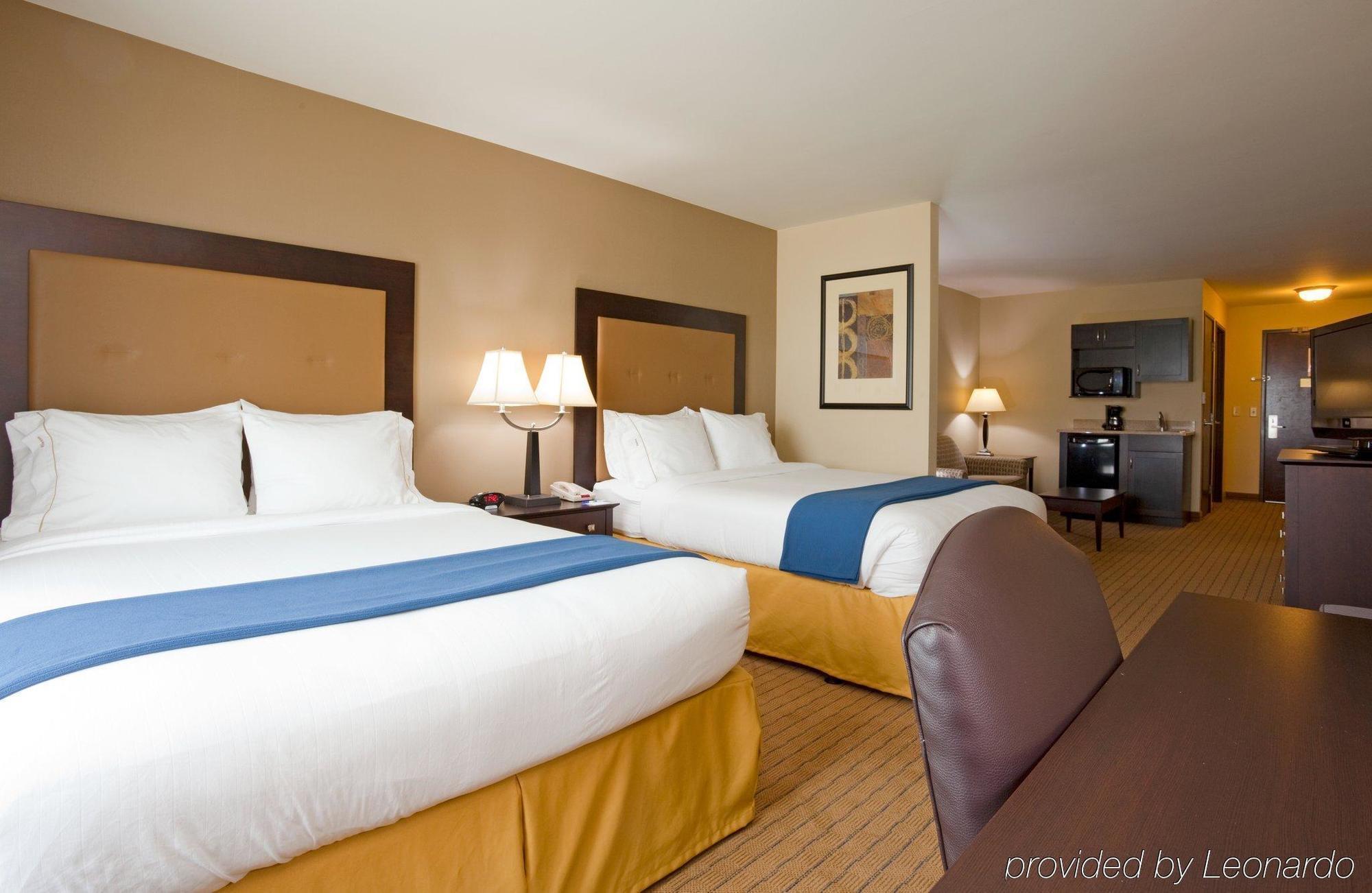Holiday Inn Express & Suites Madison-Verona By Ihg Exterior photo